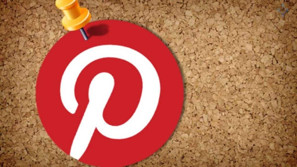 Logo da pinterest em um fundo marrom.