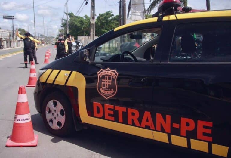 Uma imagem que ilustra um carro do detran de pernambuco.