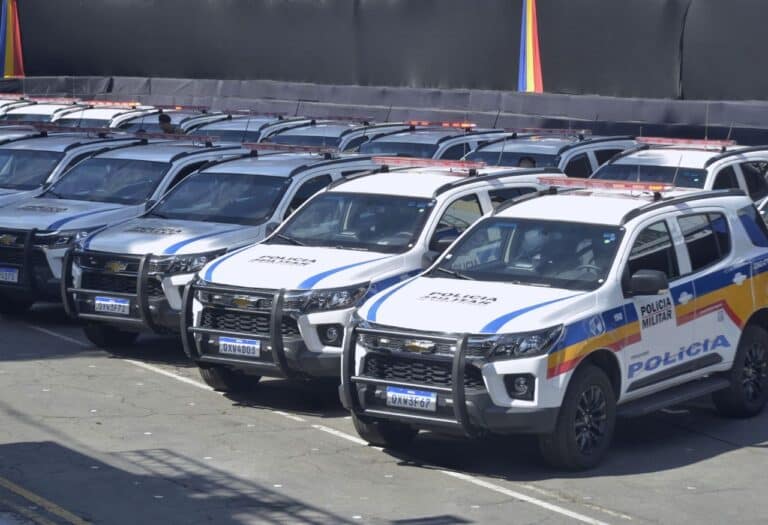 Uma imagem que ilustra carros da policia.