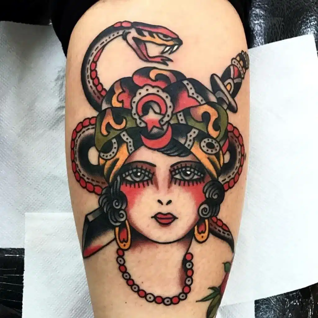 Uma imagem que ilustra uma tatuagem de medusa no estilo old school.