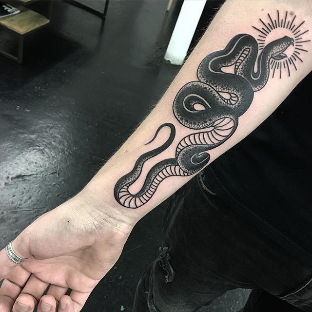 Uma tatuagem de cobra no modelo old school.